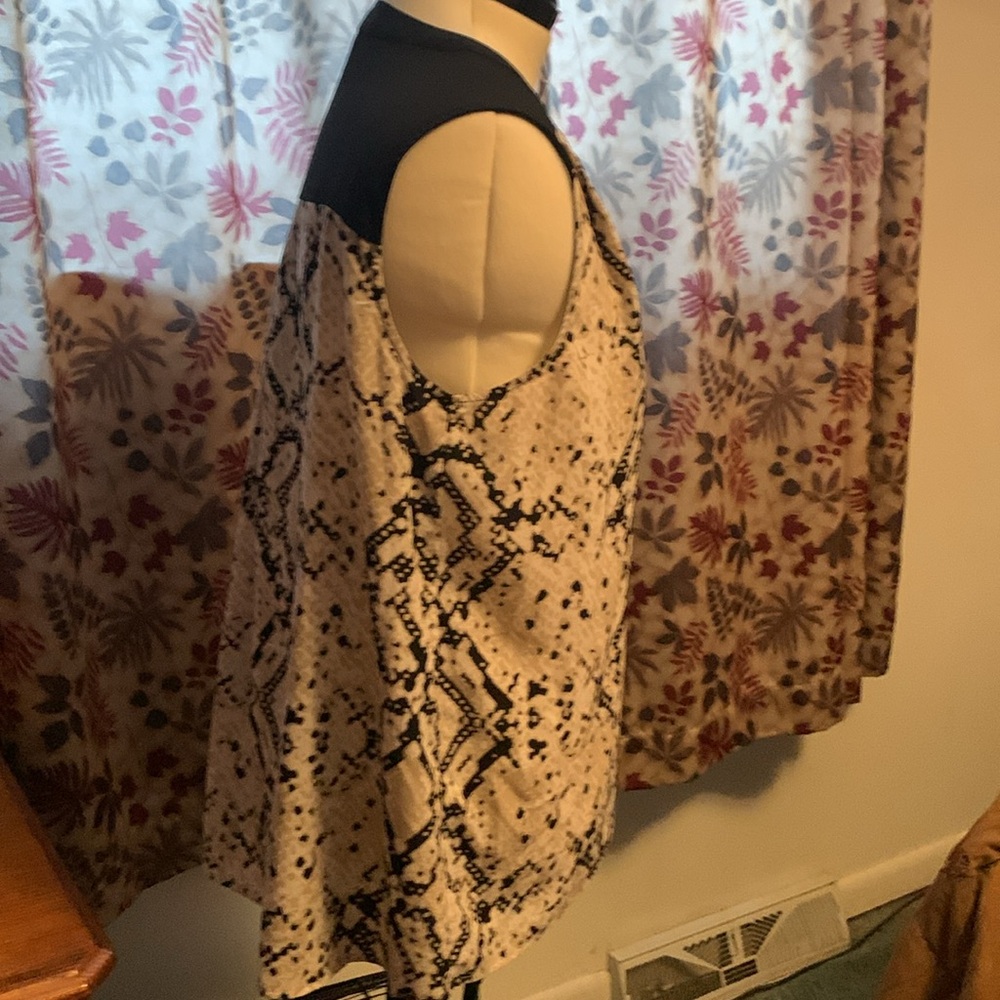Calvin Klein Black and White Sleeveless Women's Top keyhole neckline EUC - Picture 2 of 4